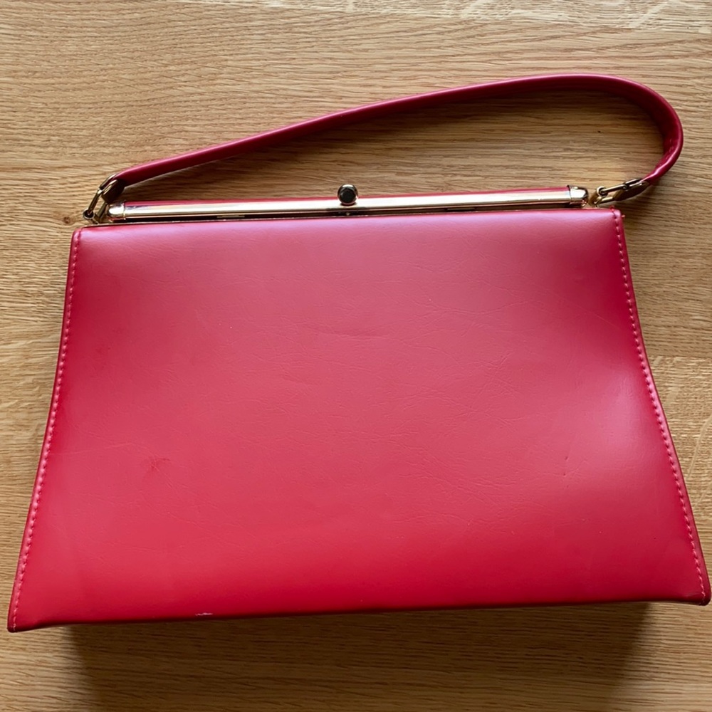 Selling a vintage 1950’s red Spilene handbag.